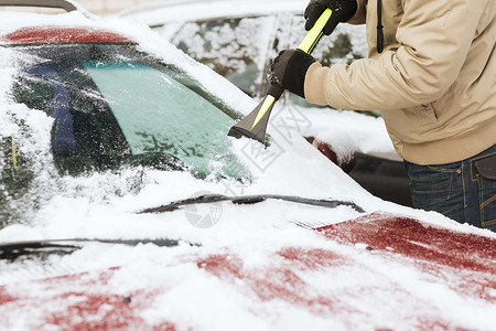 运输,冬季车辆特写的人刮冰汽车挡风璃与刷子图片