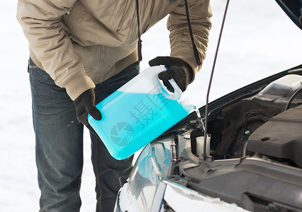 运输,冬季车辆的人倒防冻液挡风璃水箱图片