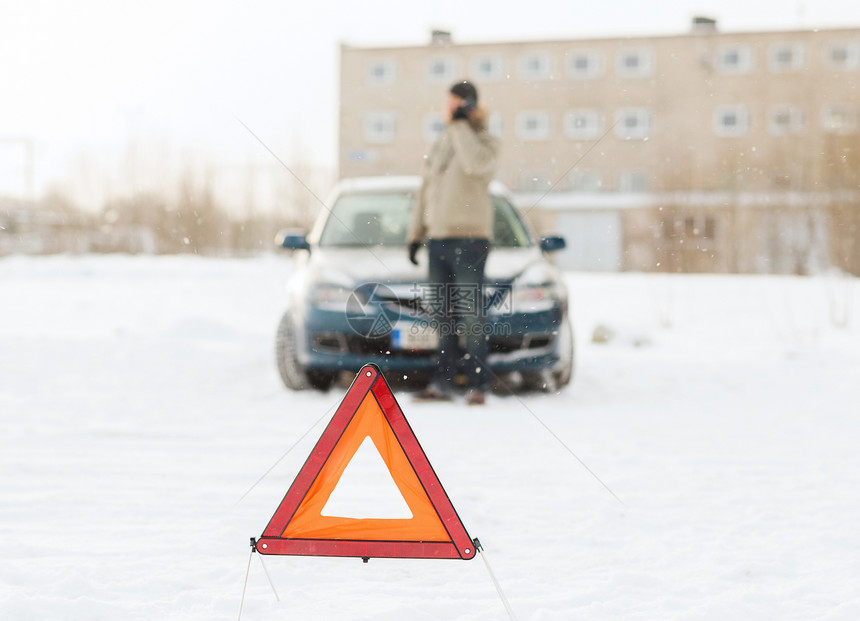 运输,冬季车辆特写与破碎的汽车,警告三角形智能手机图片