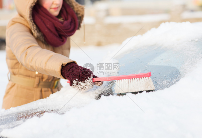 运输,冬季车辆特写妇女清理雪汽车后窗刷图片