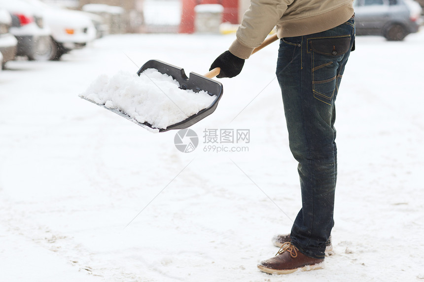 冬季清洁特写男子铲雪车道图片