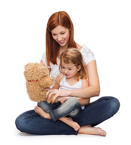 童,育儿关系快乐的母亲与可爱的小女孩泰迪熊图片