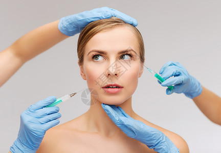 保健,美容医学美丽的惧女人脸闭着眼睛美容师的手与注射器图片