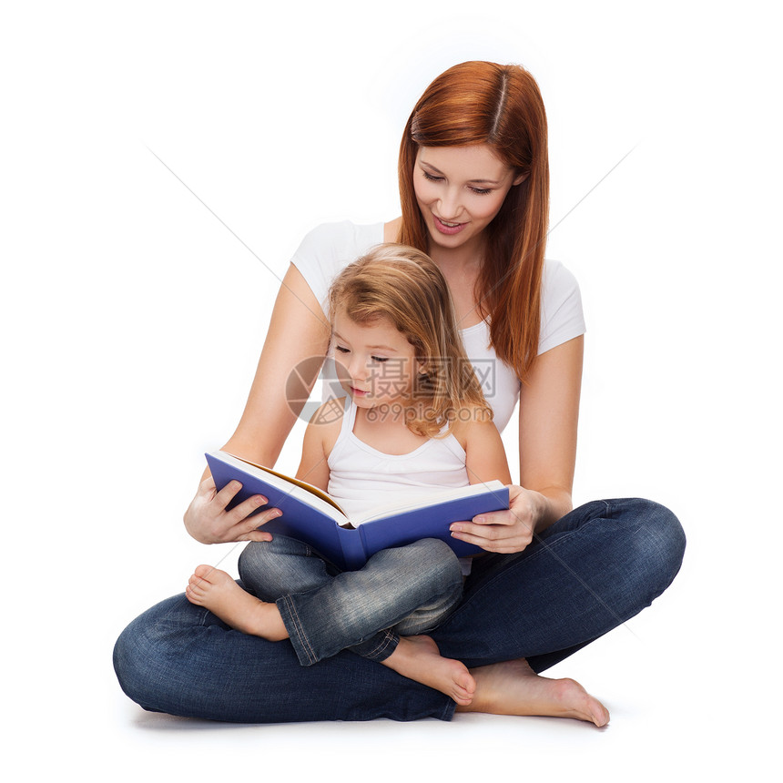 童,育儿关系快乐的母亲与可爱的小女孩阅读书籍图片