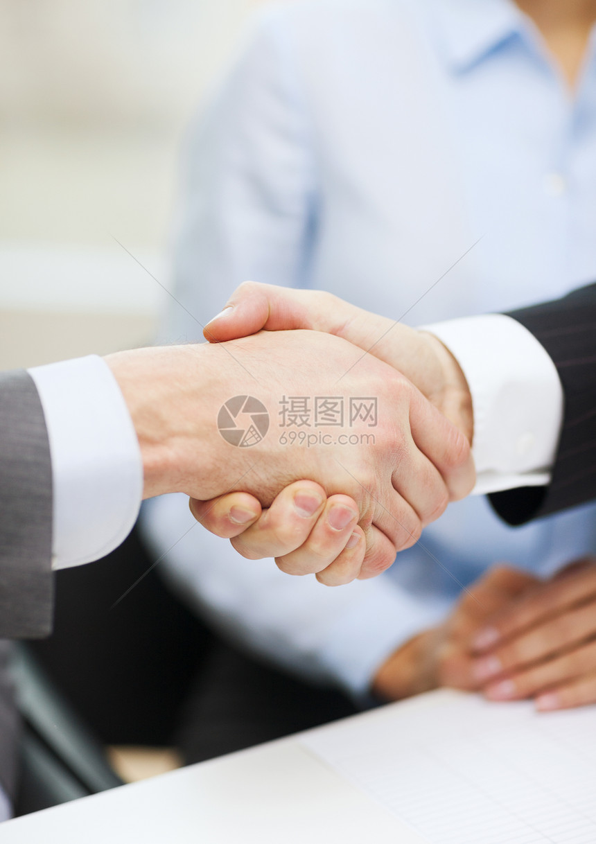 商业办公室两个商人办公室握手图片