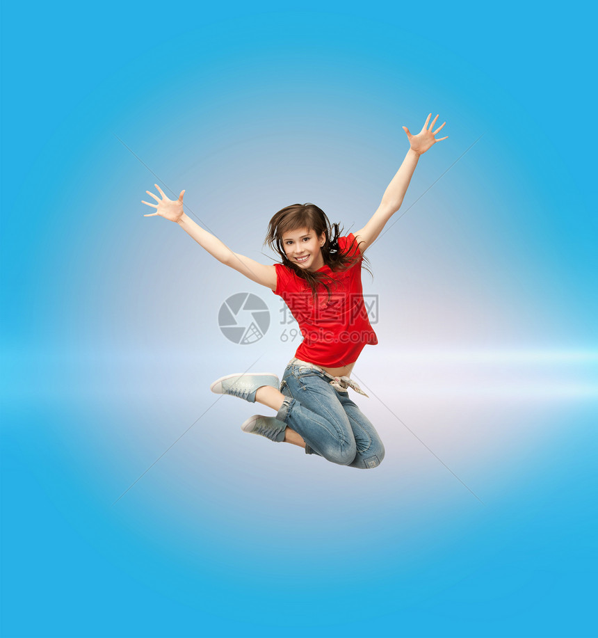 健身锻炼的快乐的女孩空中跳跃图片