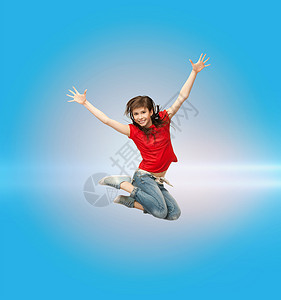 健身锻炼的快乐的女孩空中跳跃图片