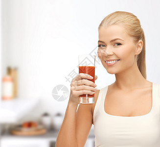 健康,饮食食物轻妇女着杯番茄汁图片