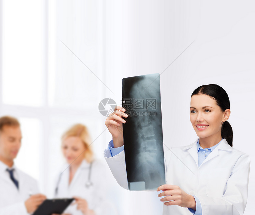 医疗保健,医学放射学微笑的女医生看X光图片