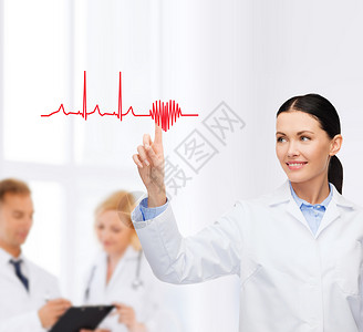 医疗保健,医学技术微笑的女医生指向心脏心脏图图片