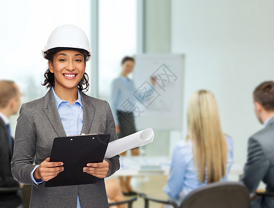 建筑,开发,建筑微笑的女商人戴着白色头盔,办公室剪贴板蓝图图片