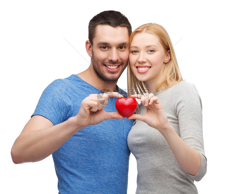 夫妻,爱家庭的微笑的夫妇抱着小红的心图片