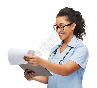 医疗保健医学微笑的非裔美国女医生护士戴眼镜,带听诊器剪贴板图片