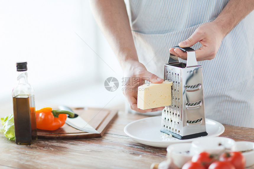 烹饪,食物家庭密切的男手光栅奶酪图片