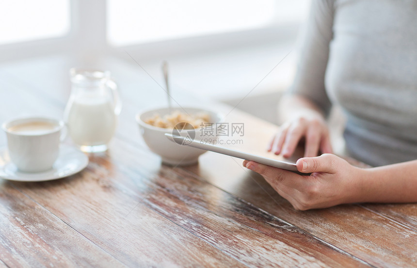 健康,技术,互联网,食物家庭密切妇女阅读晨报平板电脑电脑图片