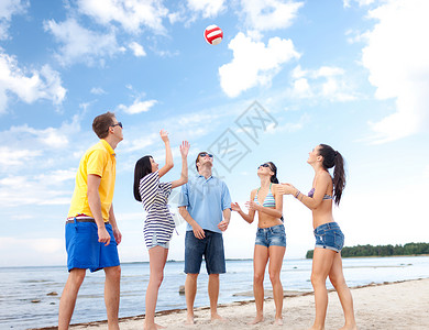 玩排球暑假,假期,快乐的人的群朋友海滩上玩得很开心背景