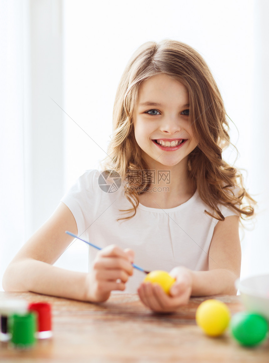 复活节,假期孩子的微笑的小女孩着色鸡蛋复活节图片