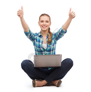幸福,技术,互联网人的微笑的轻女人地板上用笔记本电脑竖大拇指图片