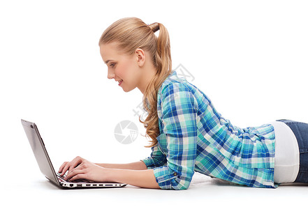 幸福,技术,互联网人的微笑的轻女人躺地板上的笔记本电脑图片