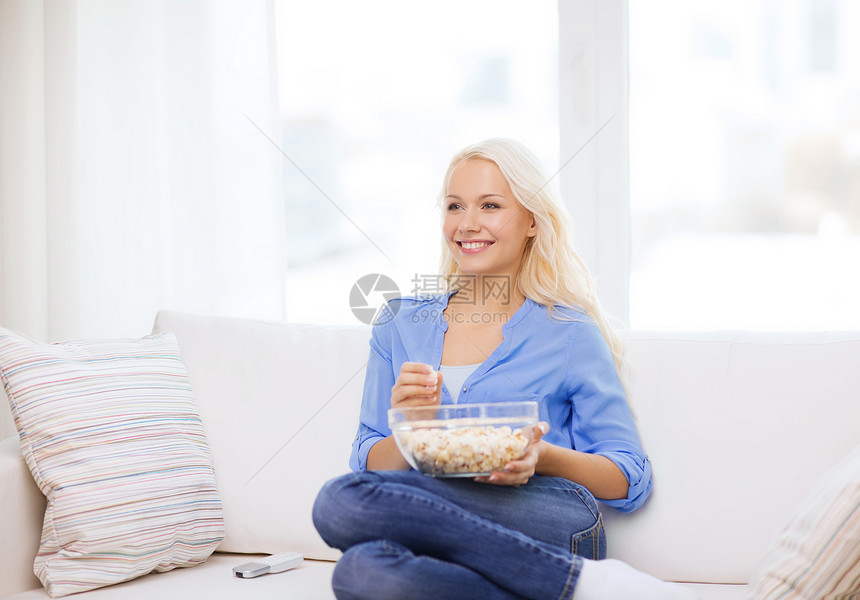食物,幸福人们的微笑的轻女孩带着爆米花准备家看电影图片