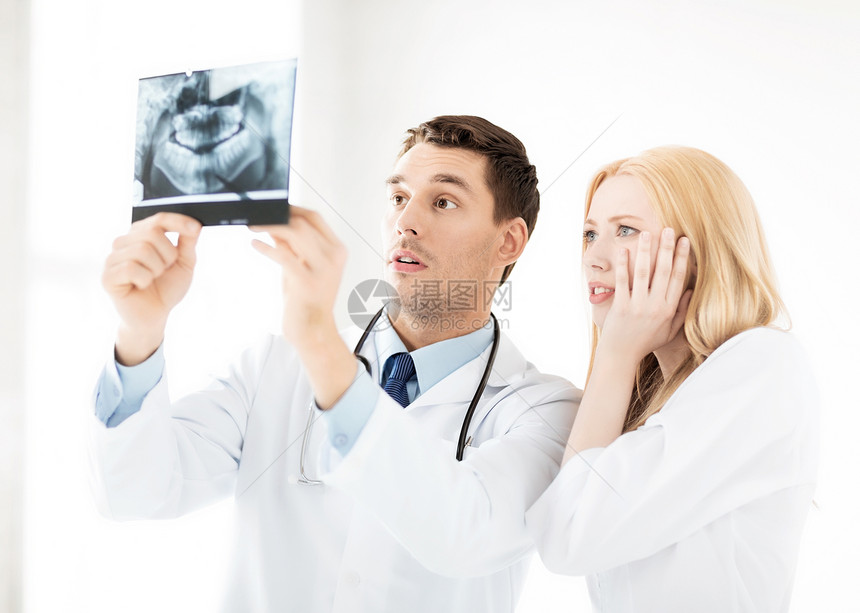 医疗保健医学两名医生看X光的照片图片