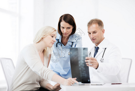 医疗保健,医疗放射学医生与病人看X光图片