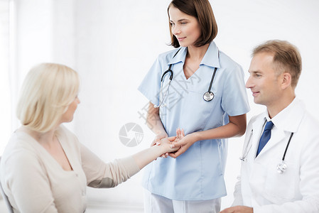医疗保健医疗医生护士与病人测量脉搏图片