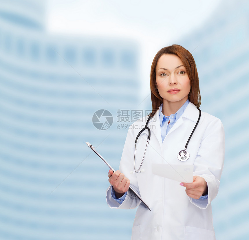 医疗保健医学冷静的女医生与剪贴板听诊器图片