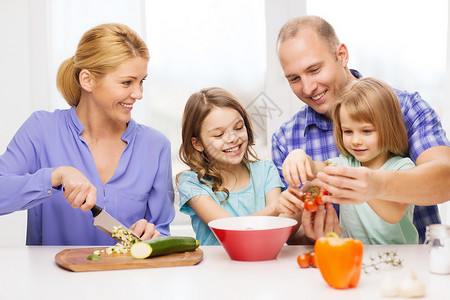 食物,家庭,孩子,快乐人的幸福的家庭与两个孩子家里晚餐图片