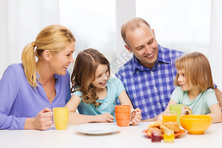 食物,家庭,孩子,快乐人的幸福的家庭与两个孩子家里吃早餐图片