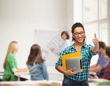 教育,技术人的微笑的非裔美国女学生眼镜与文件夹平板电脑学校图片
