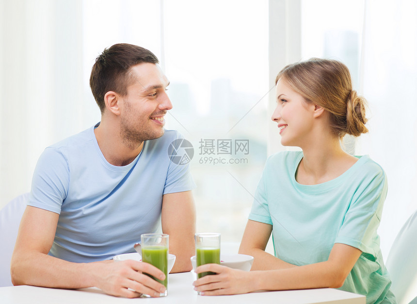 食物,家,夫妇幸福的微笑的夫妇家里吃早餐图片