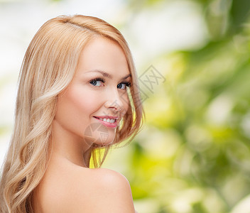 健康美丽的长头发的快乐女人的脸肩膀图片