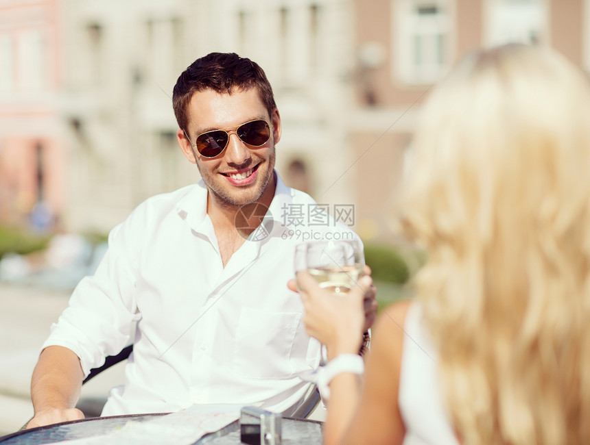 暑假约会男人女人城市的咖啡馆里喝酒图片