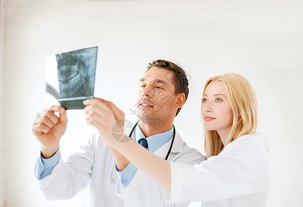 医学医疗保健微笑的男医生牙医与护士医院看X光图片