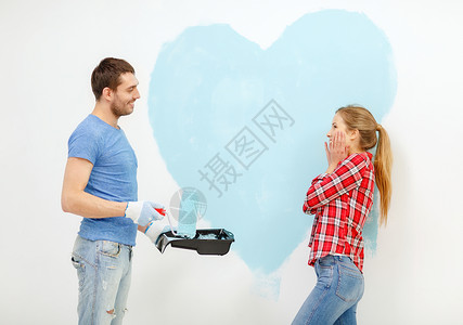 修复,建筑家庭微笑的夫妇家里墙上画大心脏背景图片