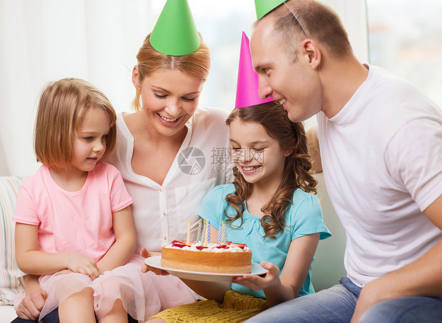 庆祝,家庭,假日生日的幸福的家庭与两个孩子戴着帽子,家里蛋糕图片