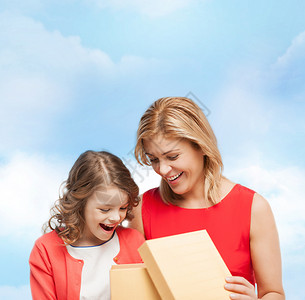 家庭,孩子,假期派微笑的母亲女儿与礼品盒图片
