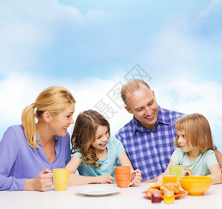 食物,家庭,孩子,快乐人的幸福的家庭与两个孩子家里吃早餐图片