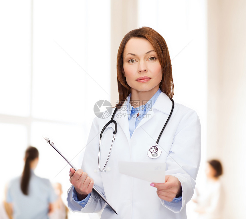 医疗保健医学冷静的女医生与剪贴板听诊器图片