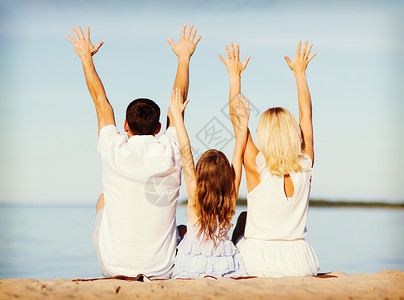 暑假,庆祝,孩子人的快乐的家庭海边用问候的手势图片