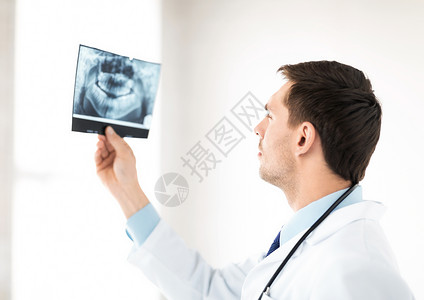男医生牙医看X光的照片图片
