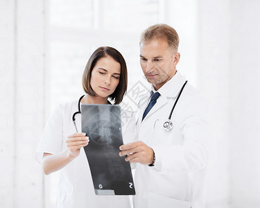 医疗保健,医疗放射学两名医生看X光图片
