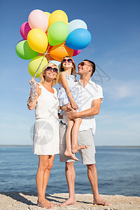 暑假,庆祝,孩子人的快乐的家庭与彩色气球海边图片