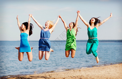 暑假假期女孩海滩上跳跃图片