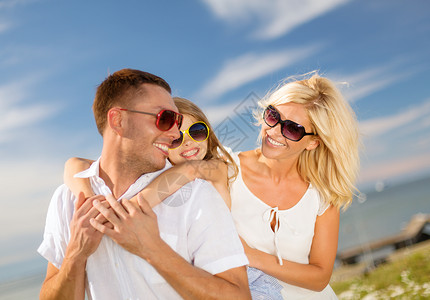 暑假,家庭,孩子人的快乐的家庭太阳镜户外玩得开心图片