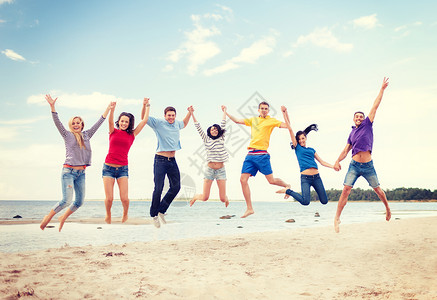 暑假,假期,快乐的人的群朋友海滩上跳跃图片