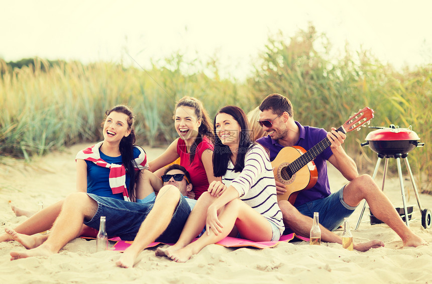 暑假,假期,音乐,快乐的人的群朋友吉他海滩上玩得很开心图片