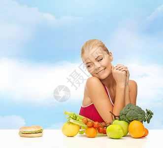 健身,饮食保健怀疑妇女与水果汉堡包图片
