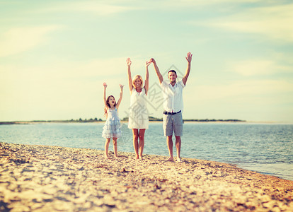 暑假,孩子人的快乐的家庭海边图片